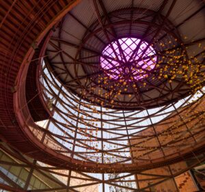 una escultura abstracta que muestra bolas suspendidas en el aire