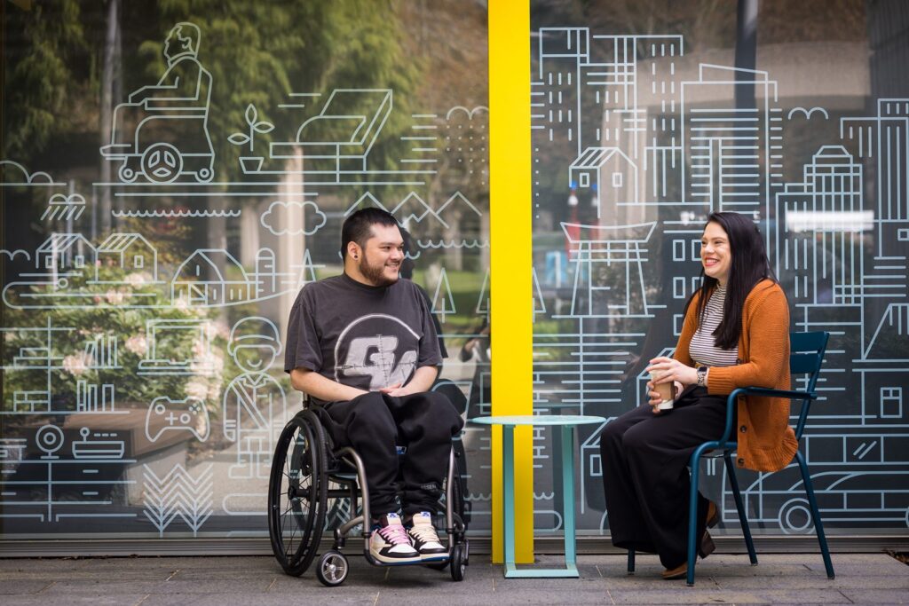 Dos personas con discapacidad en una sala exterior