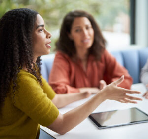 Dos mujeres en una mesa con una tablet