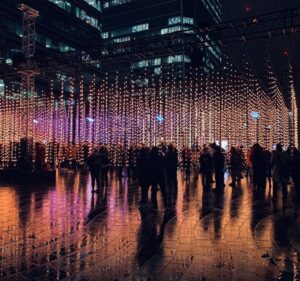 Imagem mostra pessoas em um ambiente com luzes de led