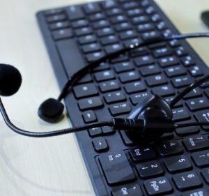 Audífonos sobre el teclado de una computadora