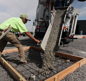 Trabajadores vierten y alisan concreto en el lote de un contratista de construcción adyacente a un centro de datos de Microsoft en Quincy, Washington