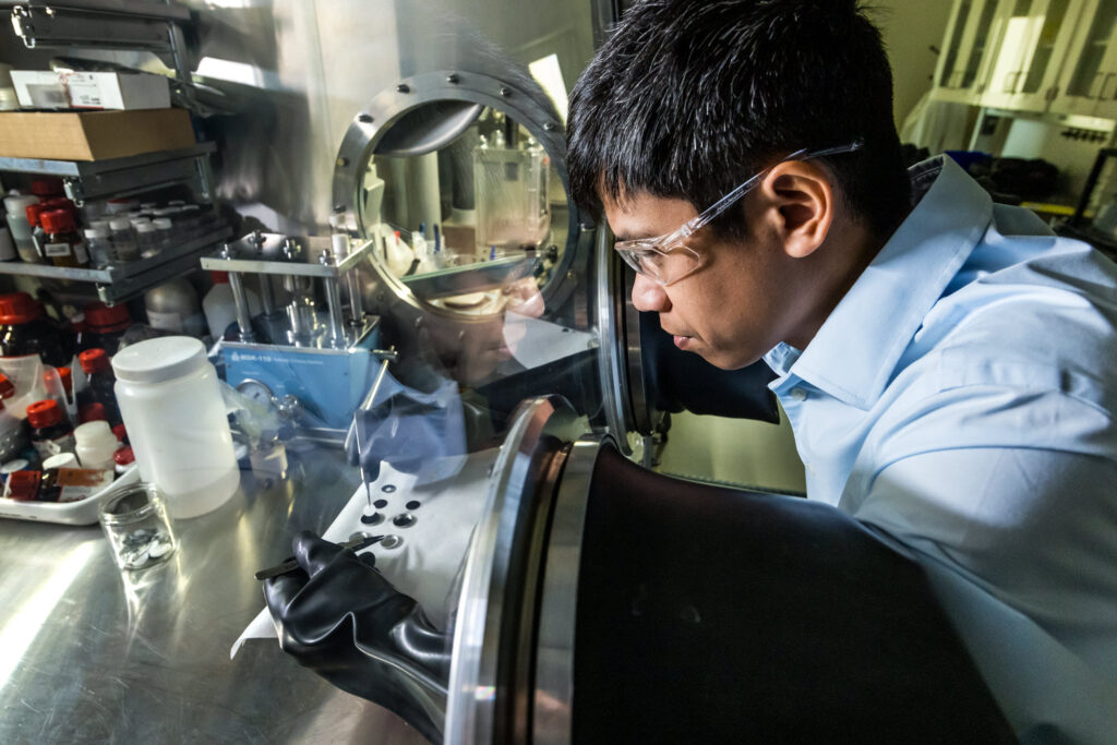 Homem trabalhando em um laboratório