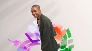 Persona posa frente a un fondo de colores vivos