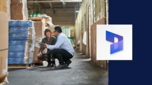 Dos personas en una bodega de una empresa de manufactura