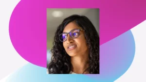 Mulher de óculos olhando para a esquerda