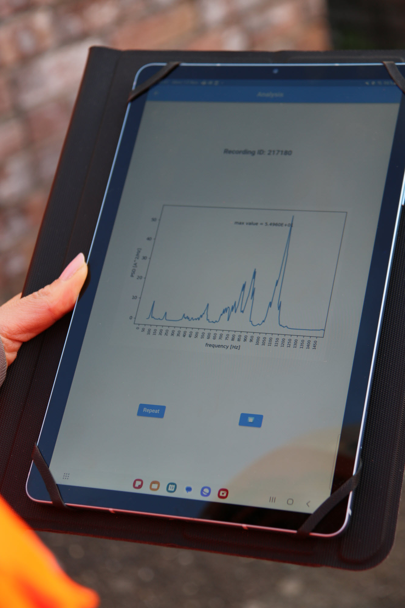 A tela de um tablet exibe um gráfico de linhas com alguns picos extremos.