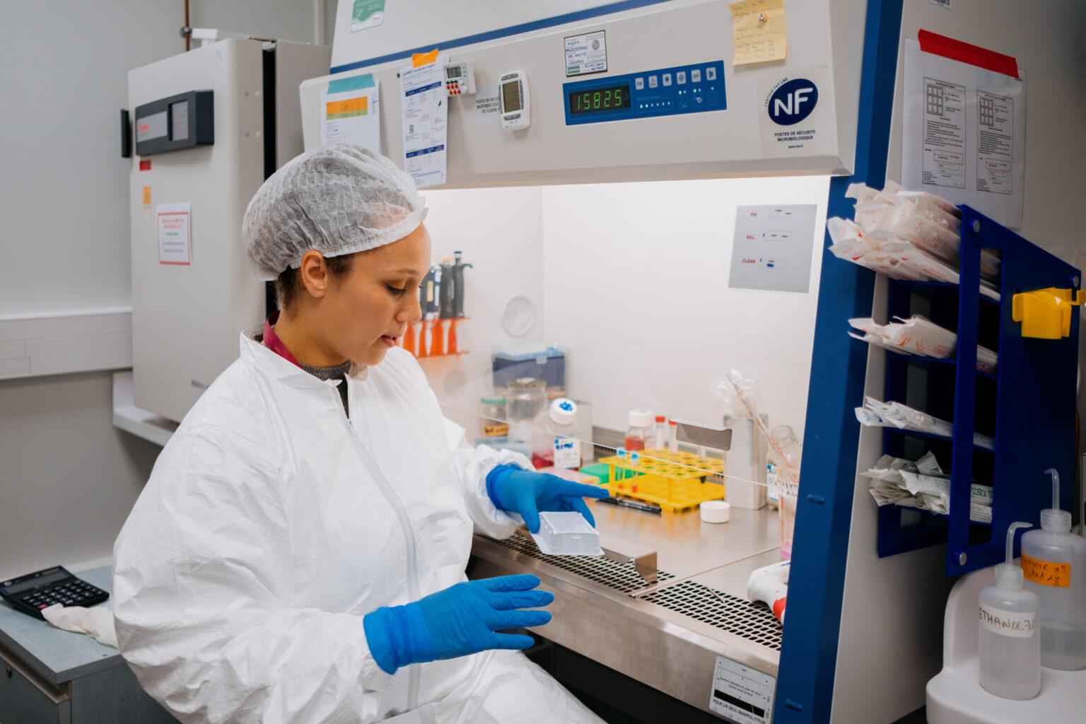 Fanny Tabarin-Cayrac, engenheira em biologia celular no Institut Curie, trabalha no laboratório. Foto de Anastasia Pivovarova para a Microsoft.