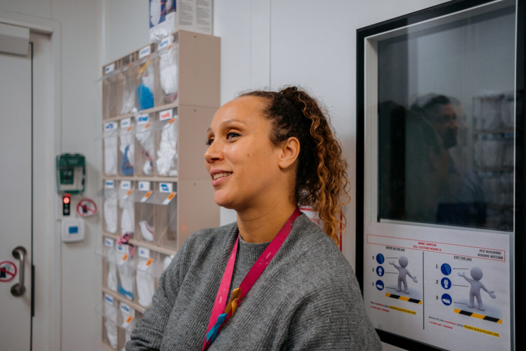 Fanny Tabarin-Cayrac, engenheira em biologia celular no Institut Curie, trabalha no laboratório. Foto de Anastasia Pivovarova para a Microsoft.