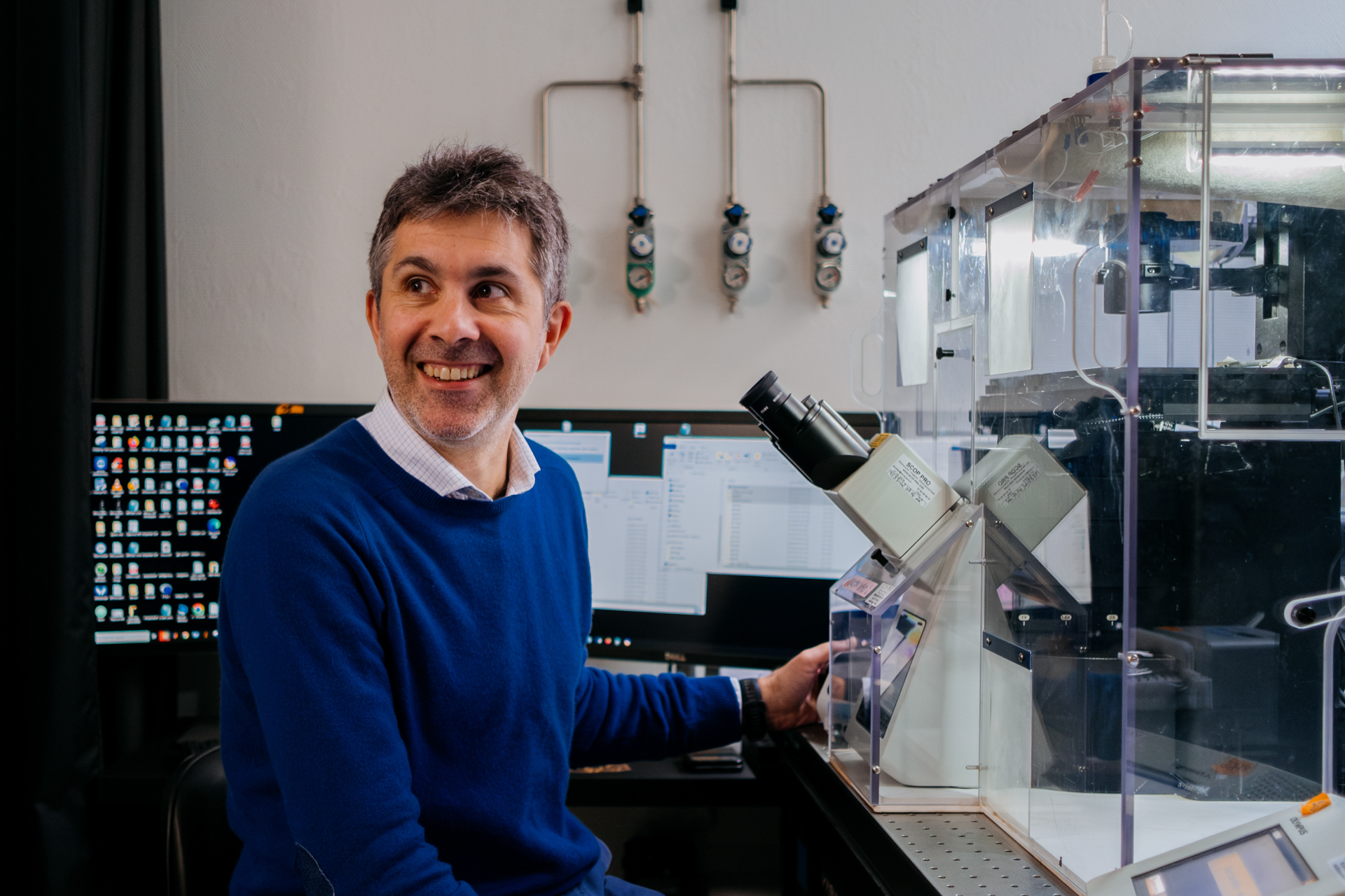 Pascal Hersen, chefe do laboratório de física do Instituto Curie e diretor de pesquisa sênior do CNRS. Foto por Anastasia Pivovarova para a Microsoft.