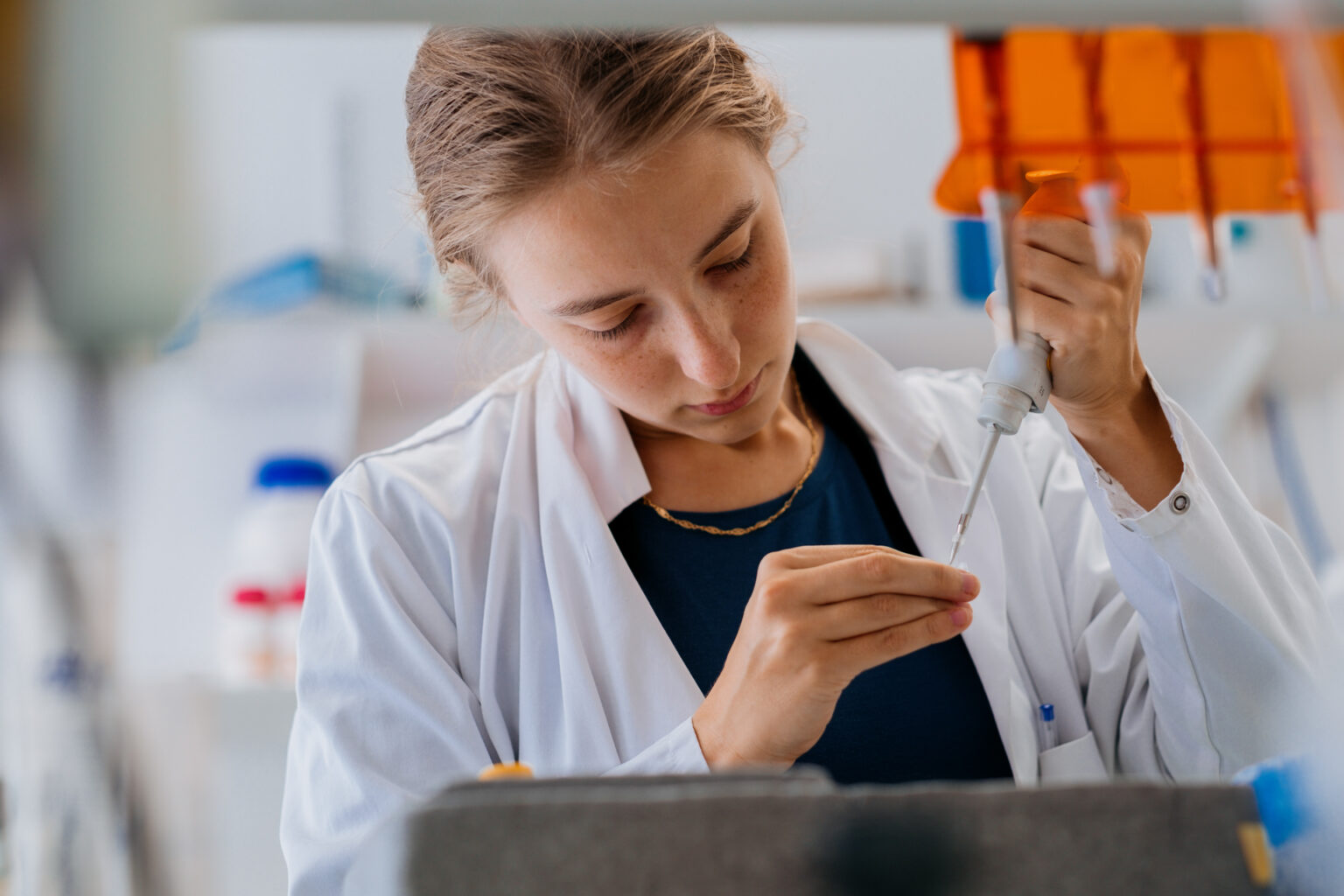 Ludivine Chaix, uma estudante de doutorado, trabalha no laboratório. Foto de Anastasia Pivovarova para a Microsoft.