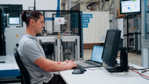 homem usa um computador sobre a mesa