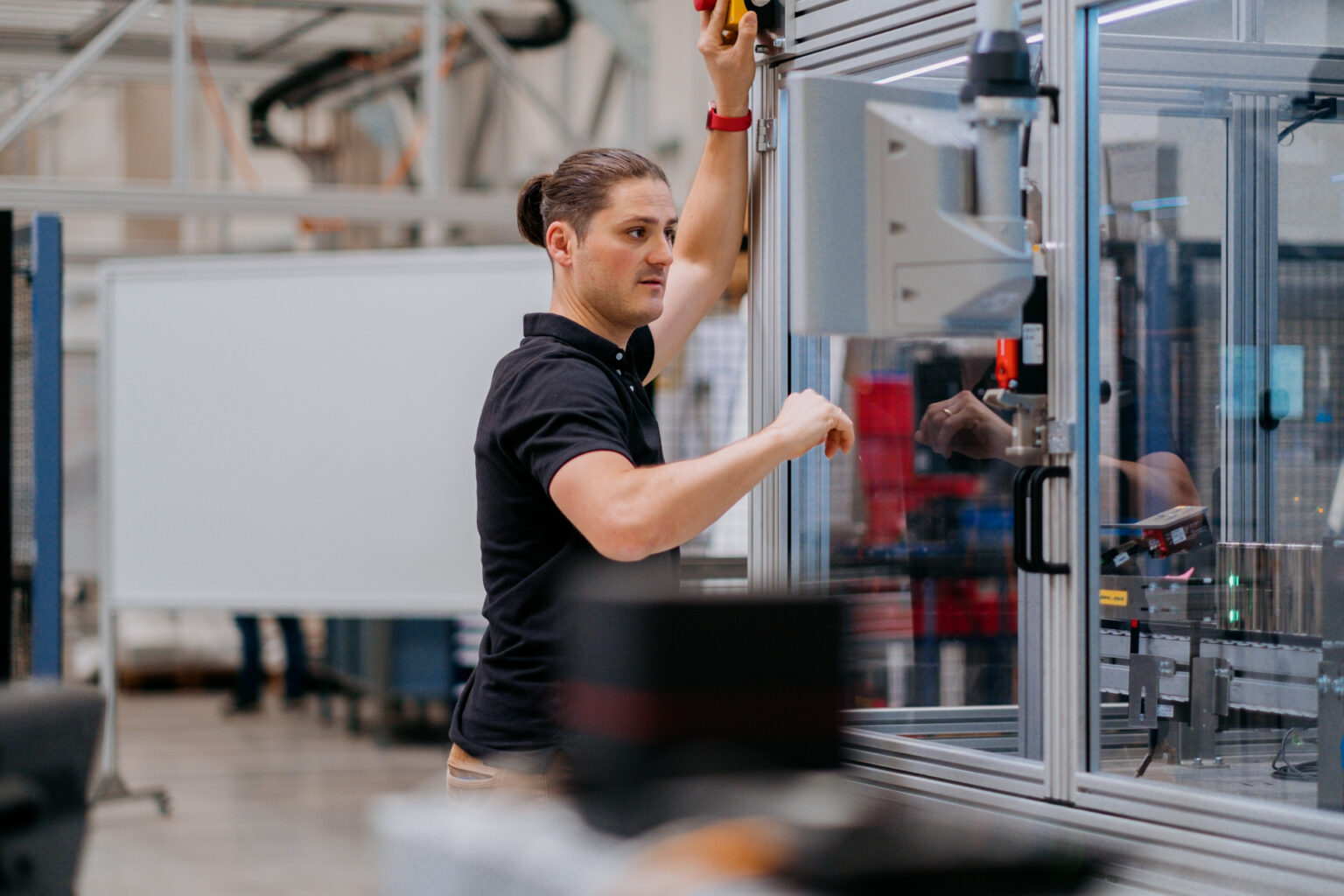 Marcus Schoenherr, engenheiro da thyssenkrupp, trabalhando na fábrica em Chemnitz, Alemanha. Foto de Anastasia Pivovarova para a Microsoft