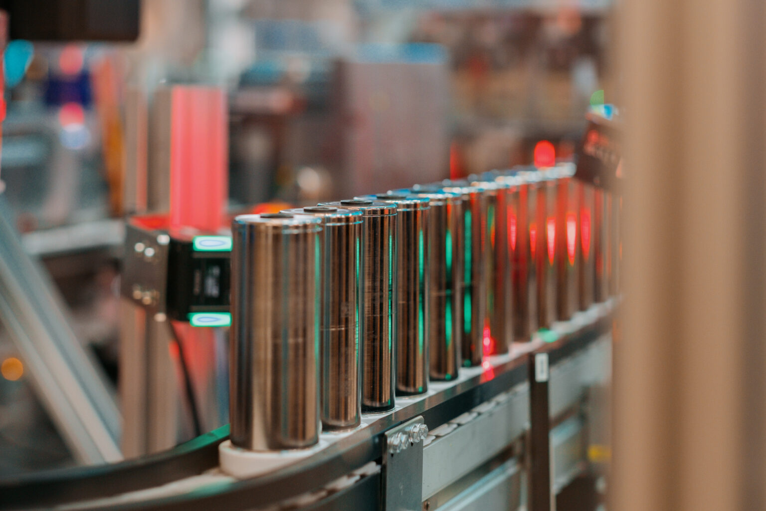 Os engenheiros da thyssenkrupp estão usando o Siemens Industrial Copilot para escrever o código de automação para esta máquina que testa células de bateria para veículos elétricos. Foto de Anastasia Pivovarova para a Microsoft