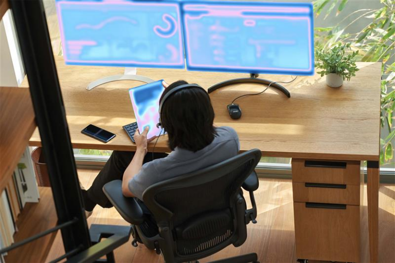 imagem mostra uma pessoa trabalhando em um tablet