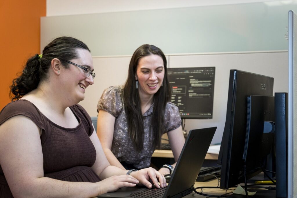 Dos mujeres trabajan en una computadora