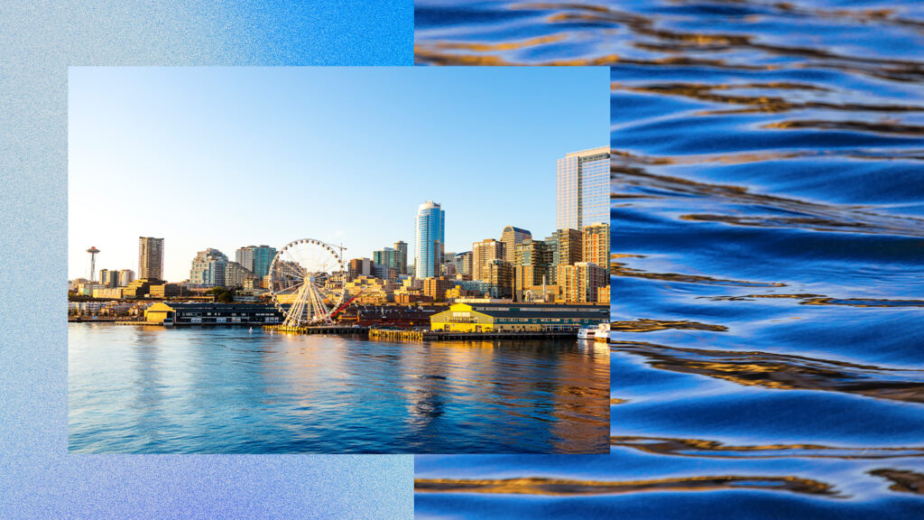 La imagen de la ciudad de Seattle con un paseo marítimo. Las características prominentes incluyen una rueda de la fortuna, varios edificios altos y el reflejo del horizonte en el agua. El fondo incluye una superposición de agua ondulante.