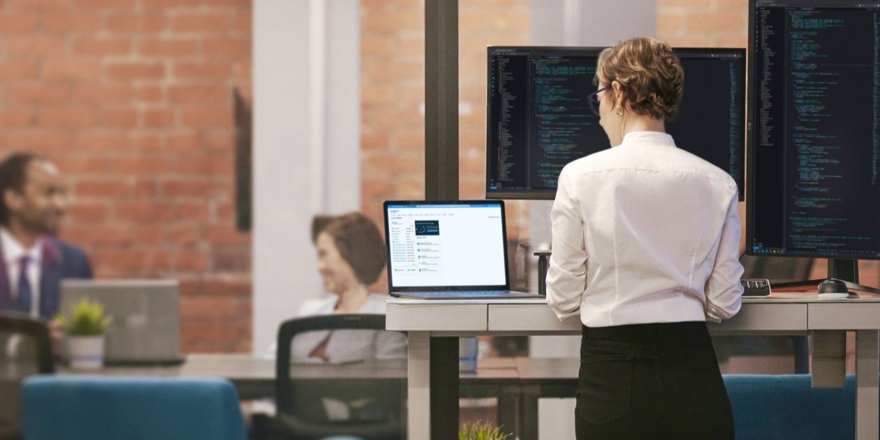 Una mujer observa la pantalla de una computadora