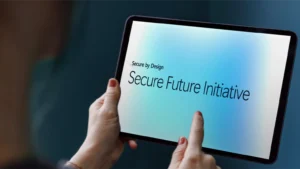 Manos sostienen una tableta con una pantalla que dice "Secure Future Initiative"