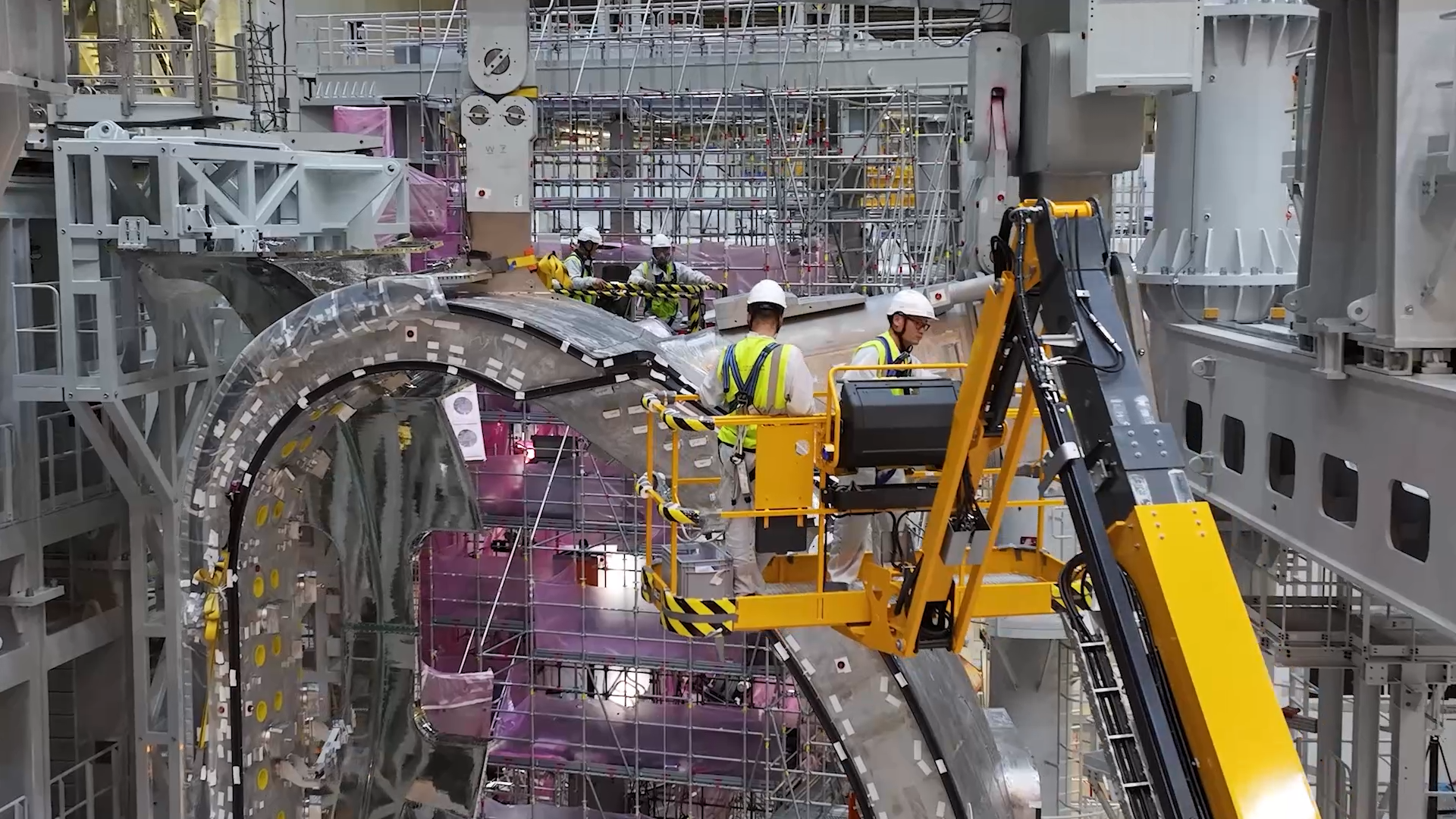 Personal trabaja en el ensamblado de la planta de fusión nuclear