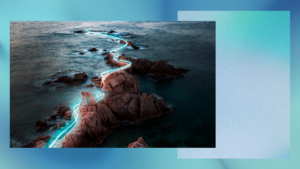 Costa rocosa con un sendero de luz resplandeciente añadido digitalmente, serpenteando entre las rocas y extendiéndose hacia el mar, contrastando con el paisaje natural.