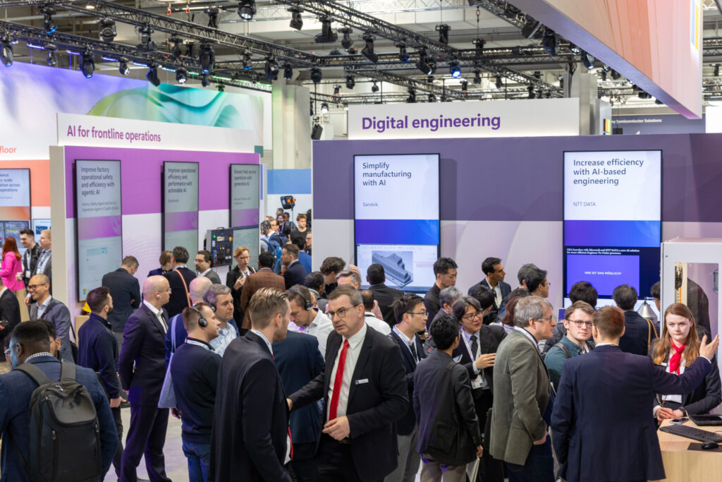 Asistentes a Hannover interactúan con las demos de "Ingeniería Digital" de Microsoft