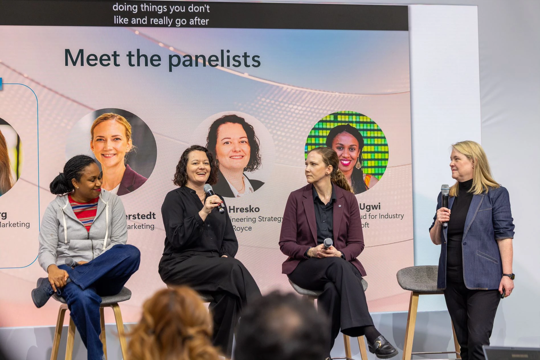 Panelistas hablan sobre sus carreras durante la sesión "Mujeres en Manufactura"
