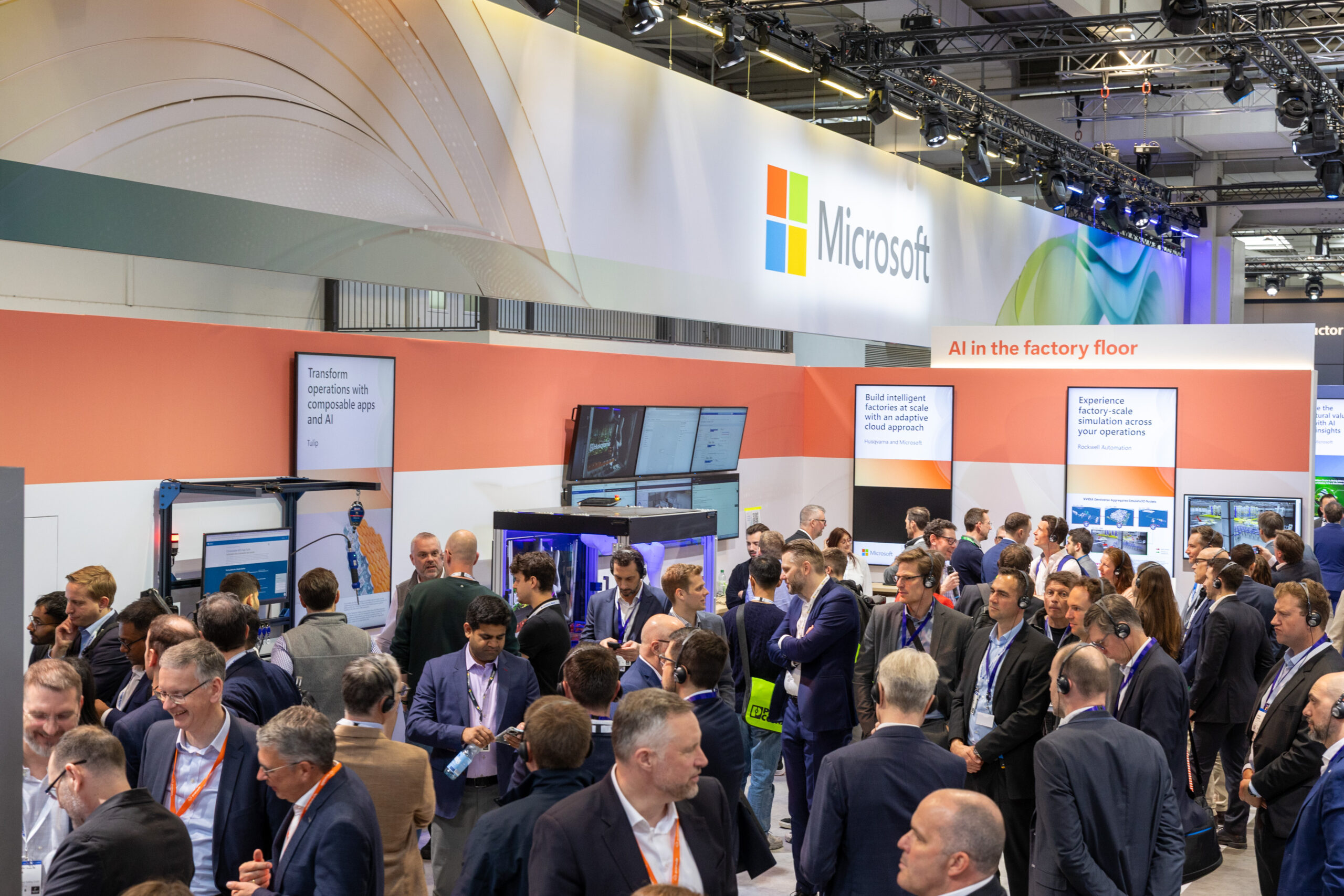 Asistentes a Hannover recorren el vecindario de "IA en el piso de fabricación" de Microsoft