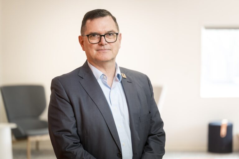 Retrato de David McMorries de la Univeridad Estatal de Oregon