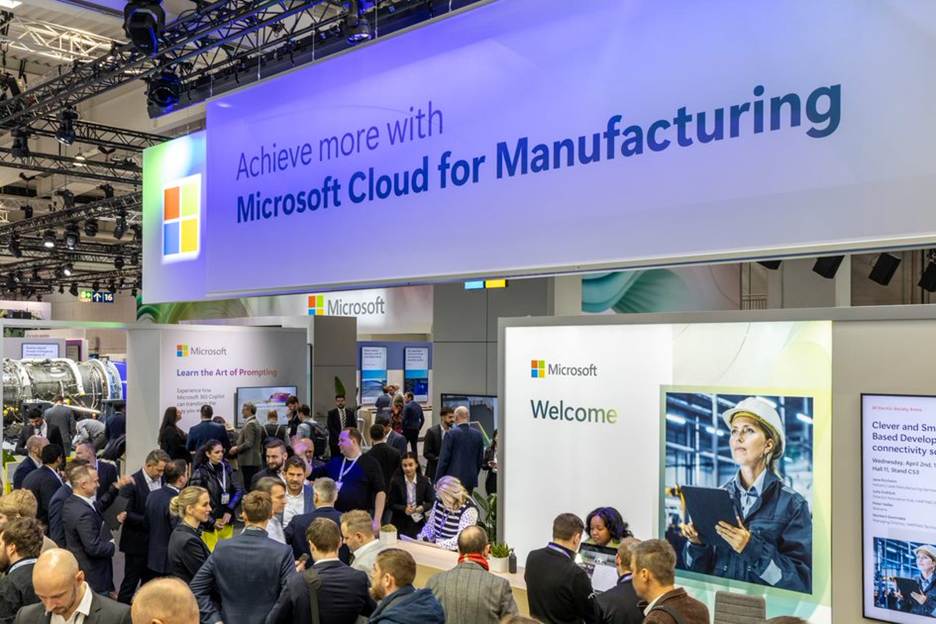 Una gran multitud se reúne alrededor del Microsoft Welcome Desk en Hannover Messe 2025