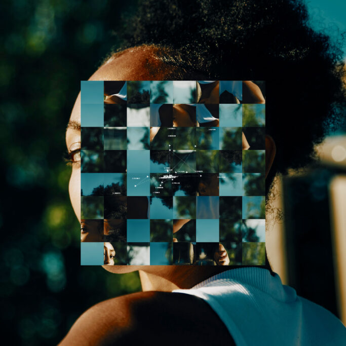 El rostro de una mujer fragmentado por una cuadrícula digital de mosaicos de imágenes aleatorios y puntos de datos.
