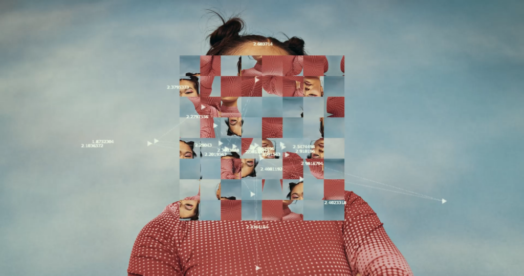 El rostro de una mujer fragmentado por una cuadrícula digital de mosaicos de imágenes aleatorios y puntos de datos.