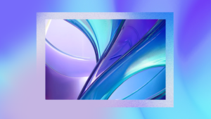 Imagem abstrata em tons de azul, roxo e ciano, com formas curvas e translúcidas que se entrelaçam suavemente sobre um fundo degradê nas mesmas cores. As linhas e superfícies têm aparência vítrea e fluida, criando uma sensação de movimento e leveza. A composição está emoldurada por uma borda prateada com textura sutil.