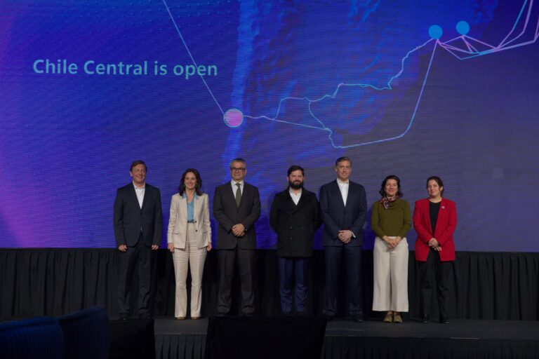 Personas frente a un escenario