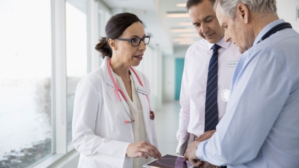 Personal médico observa la pantalla de una tablet