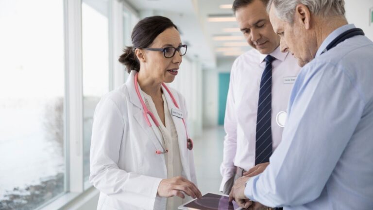 Personal médico observa la pantalla de una tablet