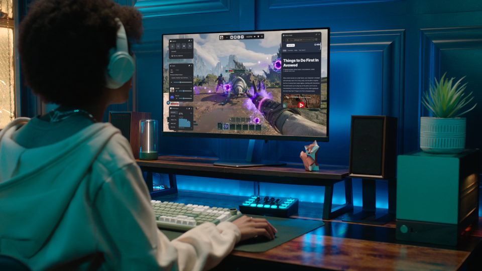 Vista desde atrás de un gamer con una diadema, jugando frente a un monitor