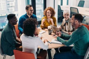 Grupo de personas de negocios reunidas en una mesa redonda en una sala de juntas de una oficina creativa