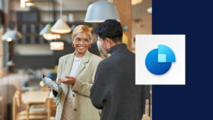 Una dueña de un negocio observa una tablet junto al logo de Dynamics 365 para Ventas