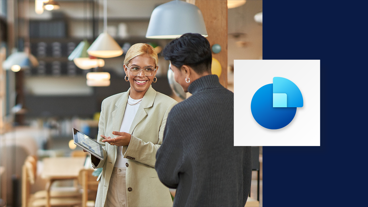 Una dueña de un negocio observa una tablet junto al logo de Dynamics 365 para Ventas