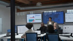 CISO (director de seguridad de la información) colaborando con profesionales en un centro de operaciones de seguridad.