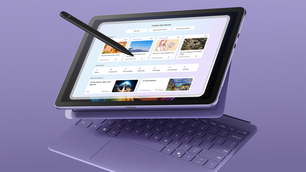 Dispositivo Surface con teclado, pluma, e íconos de software en la pantalla