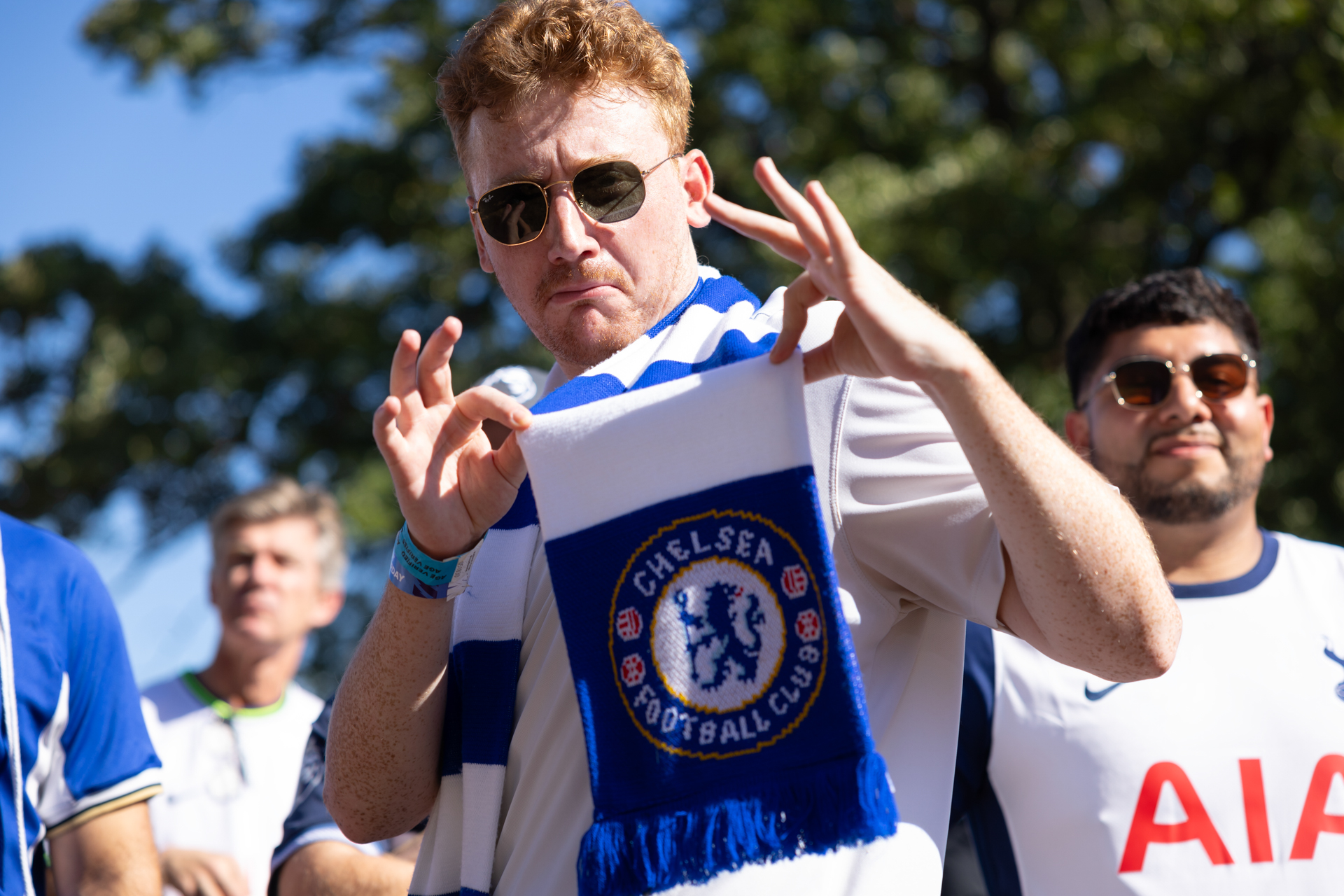 Un fanático de Chelsea sostiene su bufanda para mostrar el escudo del equipo