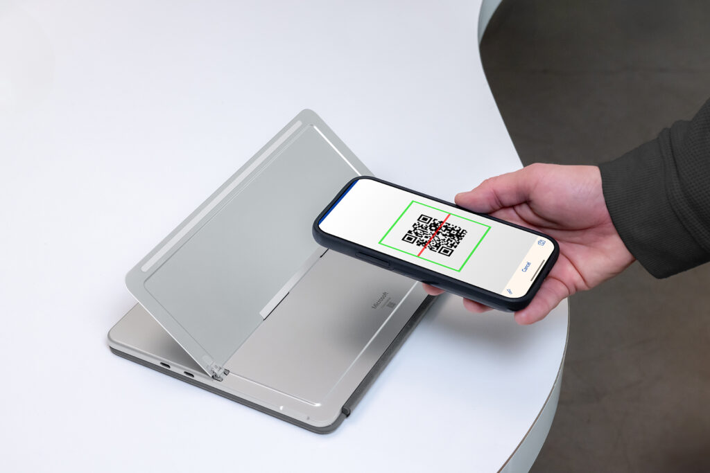 Código QR de Surface Pro escaneado por un teléfono